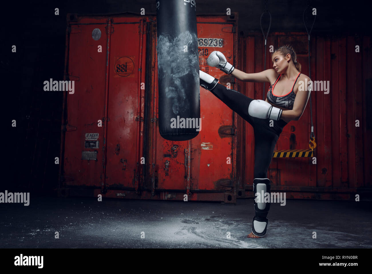 Femme Sac coup d'une intense formation muay thai kickboxing arts martiaux débutant amateur Banque D'Images