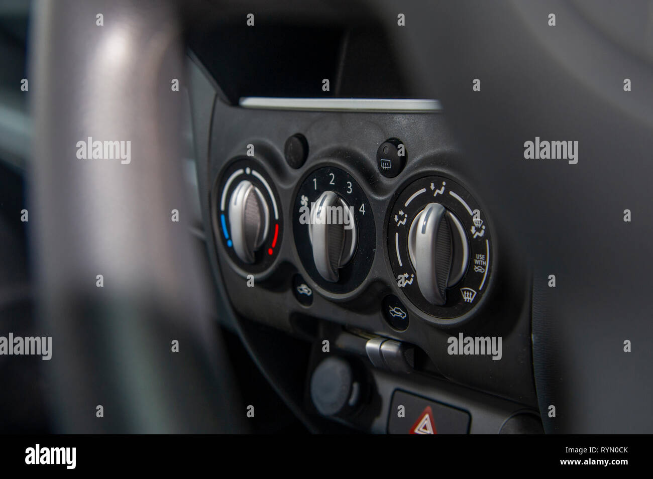 2014 Suzuki Alto voiture de ville compacte. Le contrôle de la ventilation et du chauffage Banque D'Images