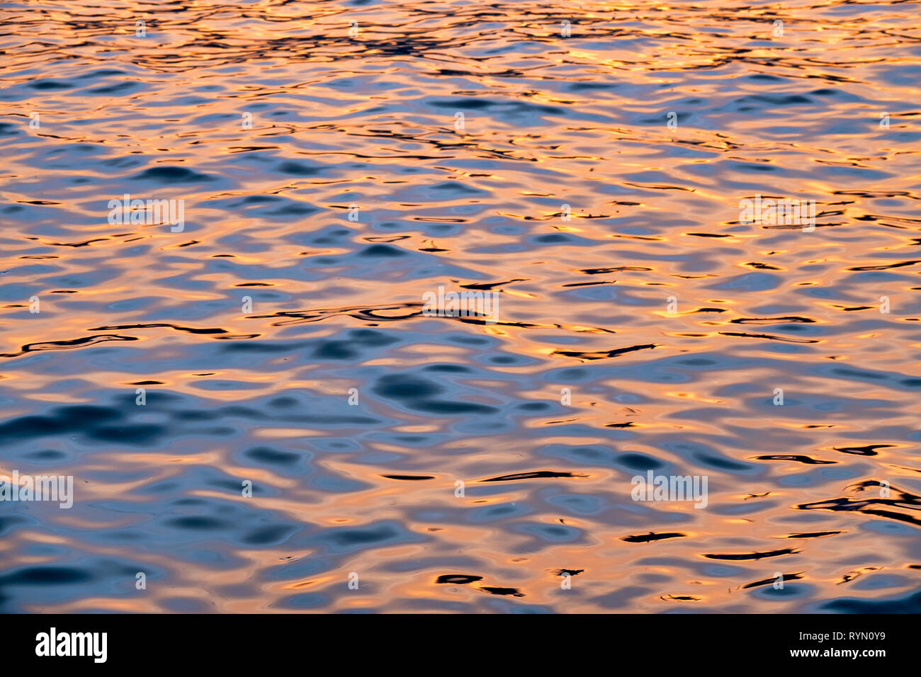 Coucher du soleil la lumière sur l'eau Banque D'Images