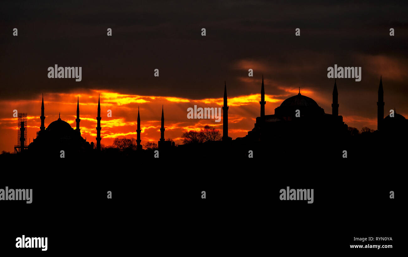 Silhouette de la Mosquée Bleue et Sainte-Sophie, Istanbul, au coucher du soleil Banque D'Images