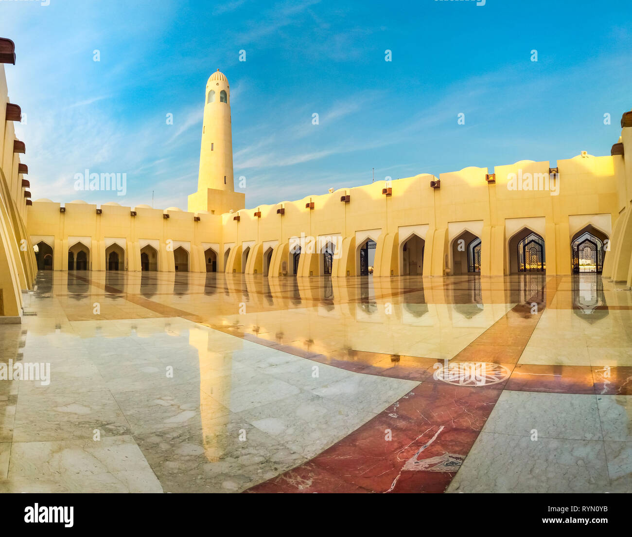 Doha, Qatar - 21 Février 2019 : cour avec vue panoramique des dômes et minarets se reflétant dans les jours ensoleillés. La mosquée Imam Abdul Wahhab ou Mosquée de l'État du Qatar Banque D'Images