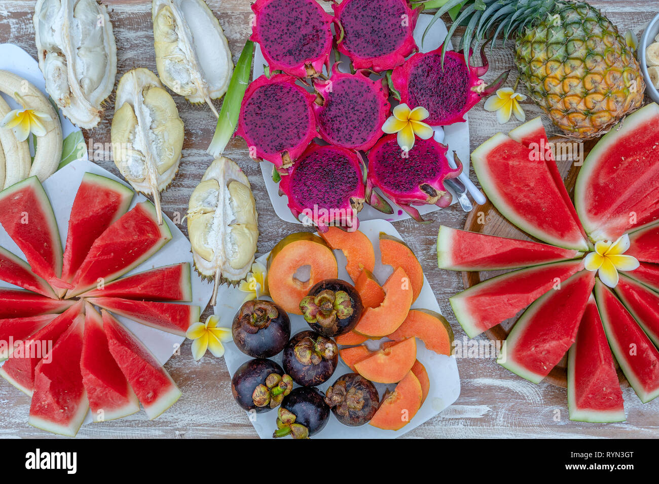 Assortiment de fruits tropicaux, Close up, vue du dessus. Beaucoup de fruits mûrs en couleur arrière-plan. Durian, papaye, pastèque, banane, mangoustan, ananas et pi Banque D'Images