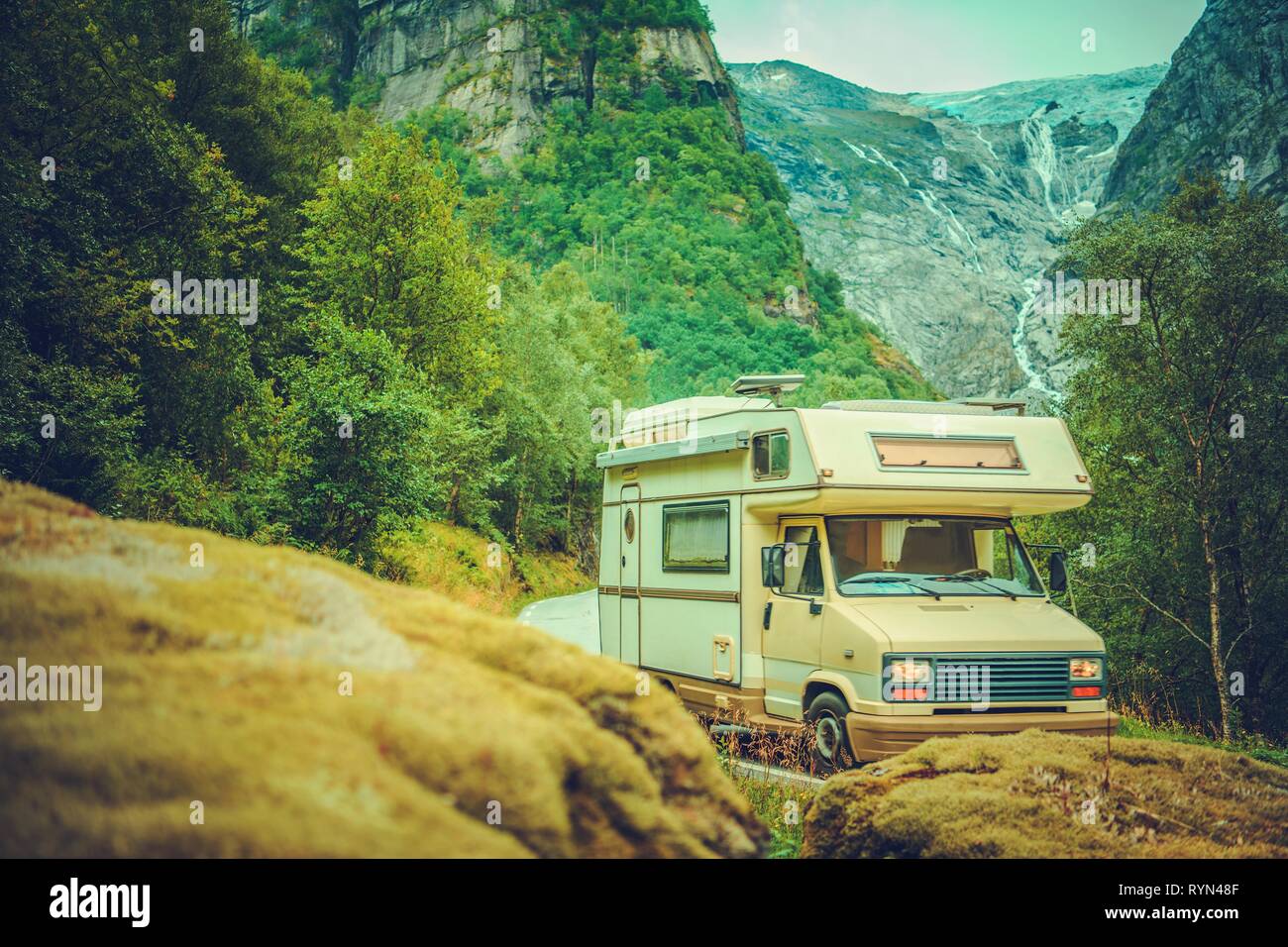 Road Trip en camping-car. Petit camping Class C sur la route de montagne. Vacances d'été dans le véhicule de loisir. Banque D'Images