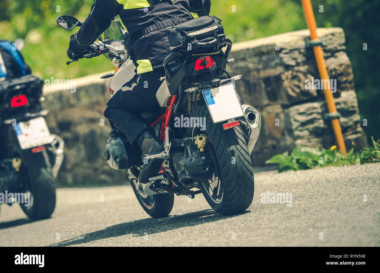 Le voyage par la route d'été moto moderne. Transports et déplacements Thème. Banque D'Images