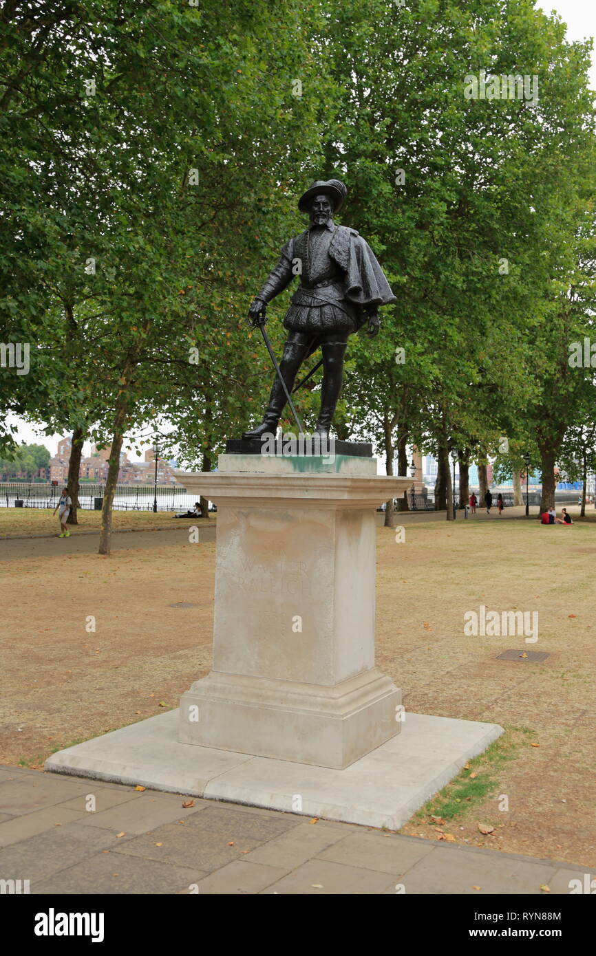 Statue de Sir Walter Raleigh par William MacMillan en face de l'immeuble à Pepys Old Royal Naval College, près de la Tamise, Greenwich, London, UK. Banque D'Images