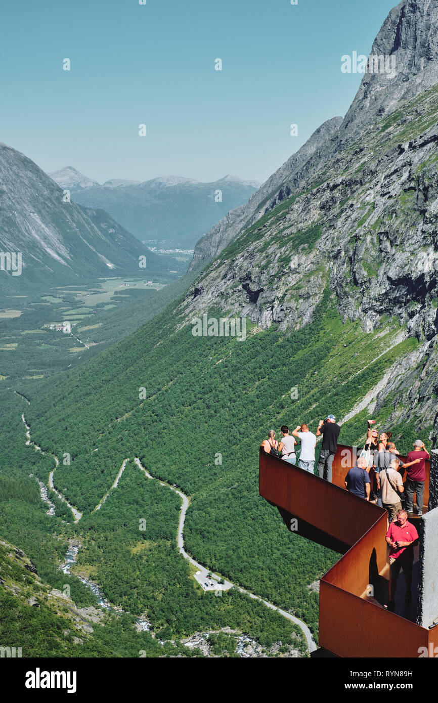 La vue sur le Geiranger-Trollstigen Trollstigen Scenic Route Nationale en Norvège - Architecte : Reiulf Ramstad Arkitekter comme Banque D'Images