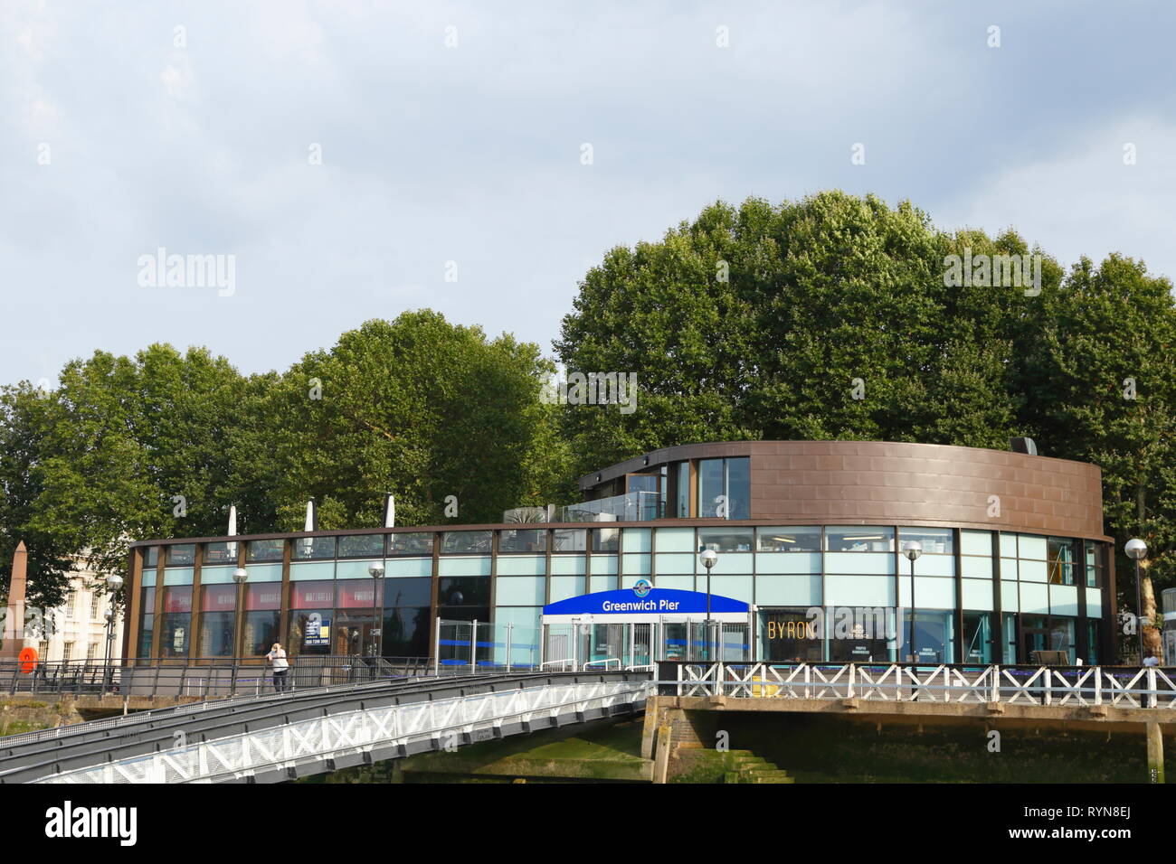 L'extérieur de l'édifice avec Byron restaurant à Greenwich Pier sur la Tamise à Londres, Royaume-Uni. Banque D'Images