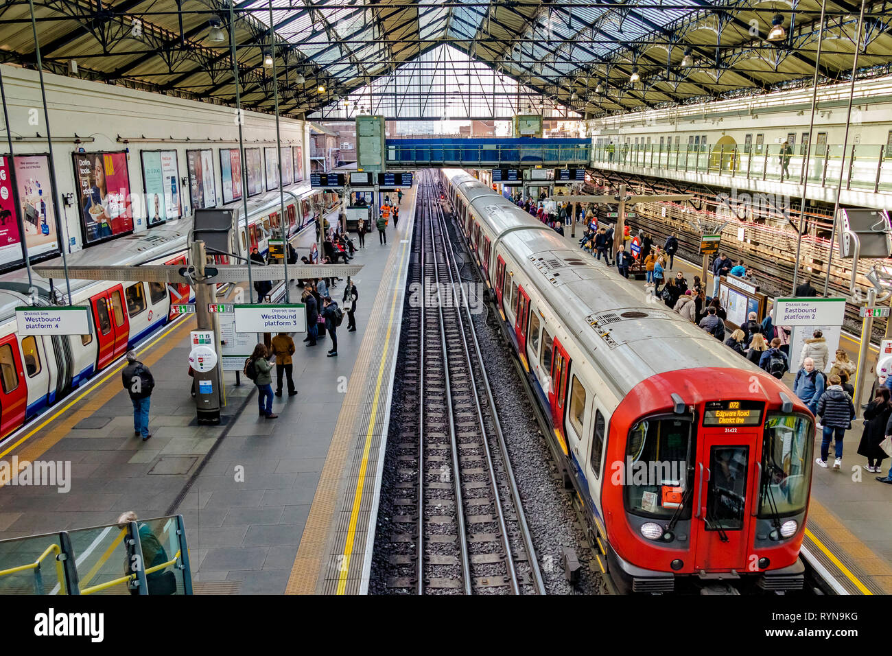 Un train S7 District Line relié à Upminster dessert la station de métro Earls court de Londres, au Royaume-Uni Banque D'Images