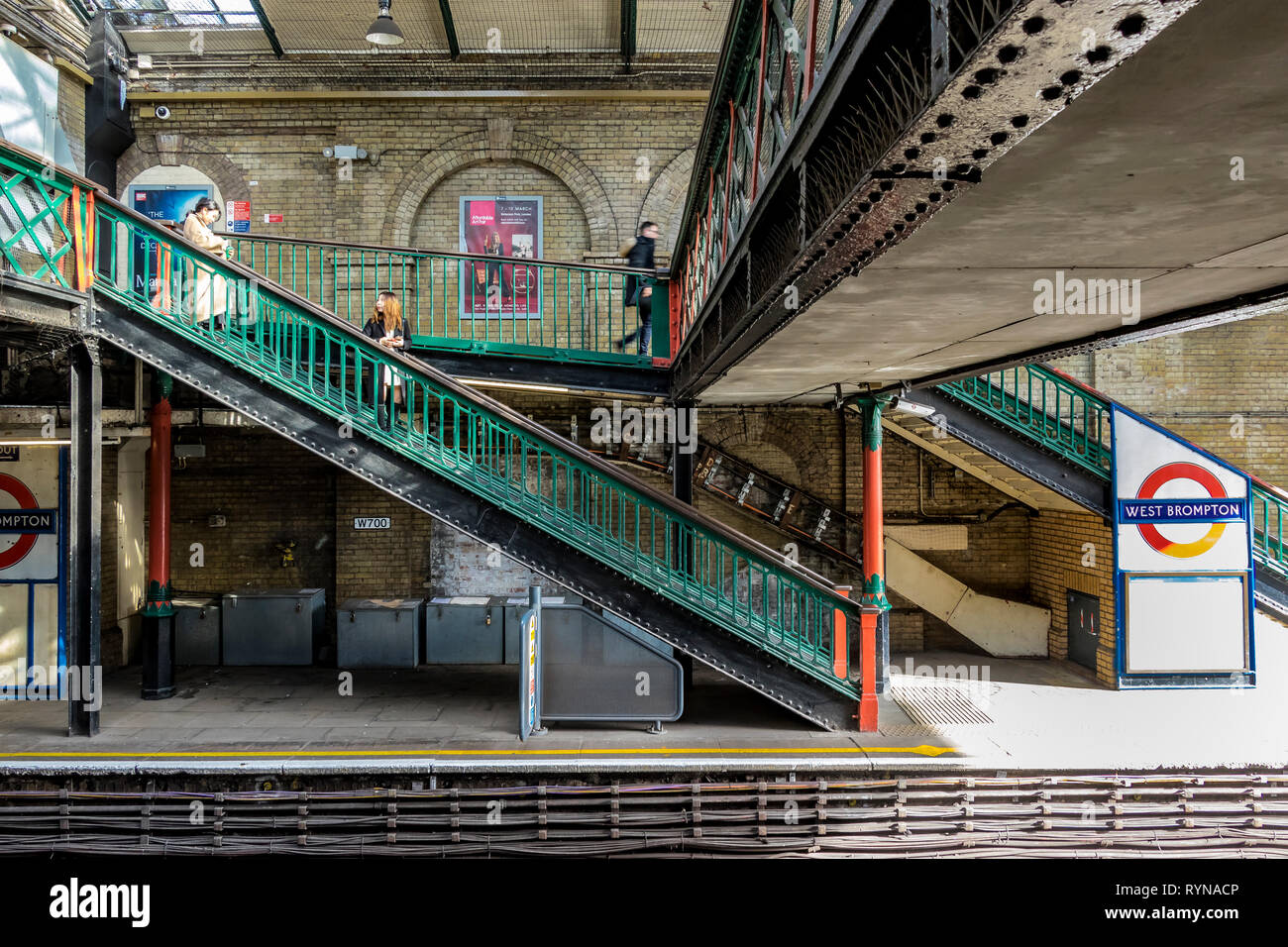 Escaliers verts menant à la plate-forme à la station de métro West Brompton, dans le sud-ouest de Londres, Londres, Royaume-Uni Banque D'Images