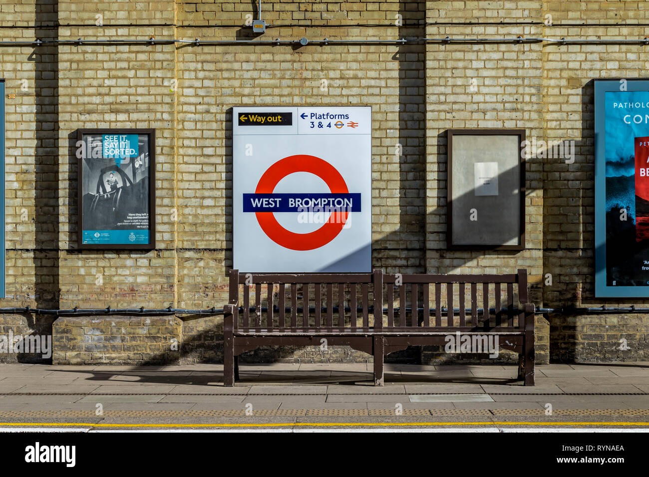 Banc sur la plate-forme de la station de métro West Brompton, South West London, Londres, Royaume-Uni Banque D'Images