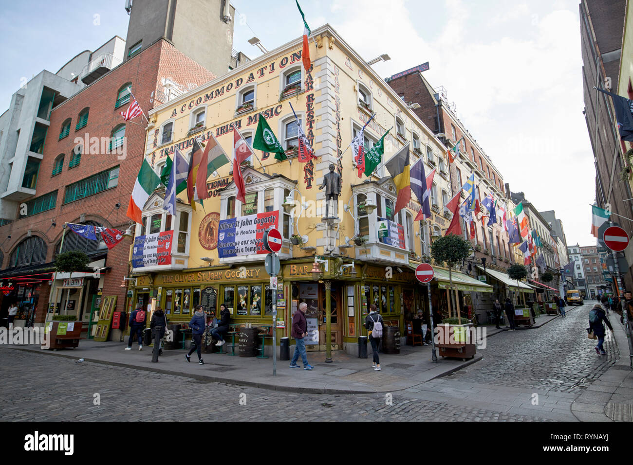 Le Oliver St John pub Half-penny Bridge Dublin République d'Irlande Europe Banque D'Images