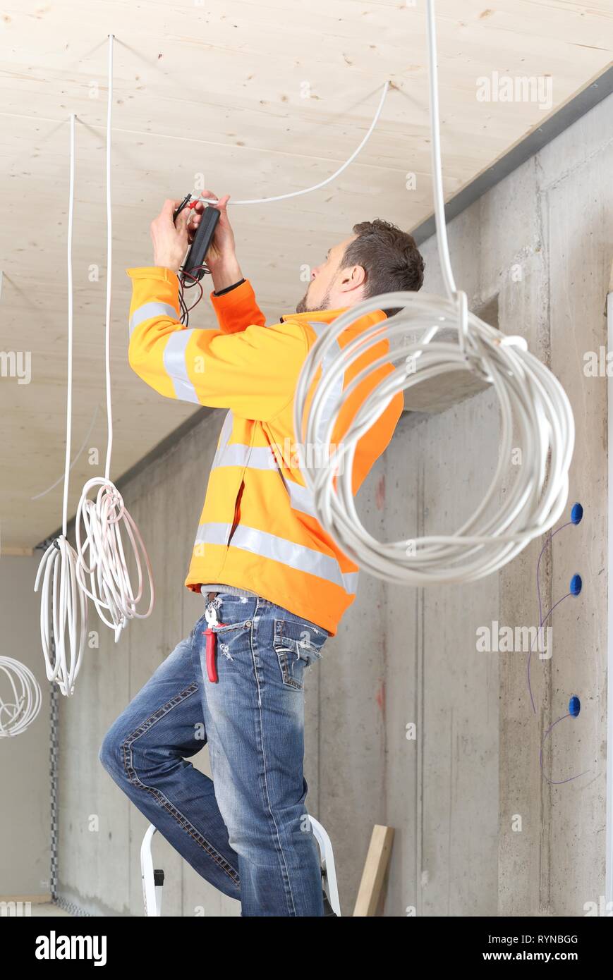Un travail d'électricien dans le nouveau bâtiment avec des câbles Banque D'Images