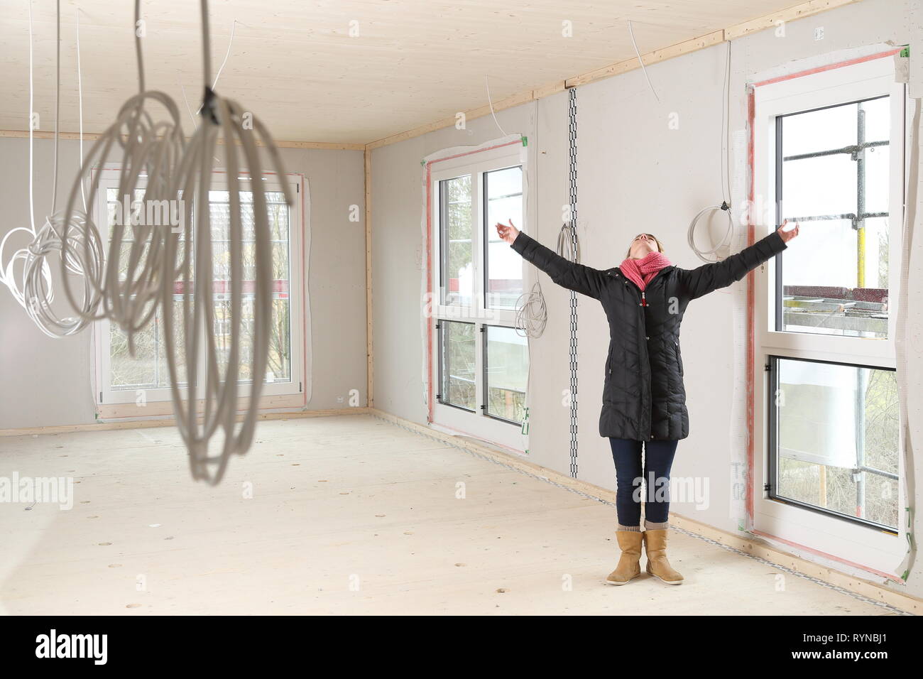 Une femme heureuse dans une nouvelle construction bénéficiant d'vivre Banque D'Images