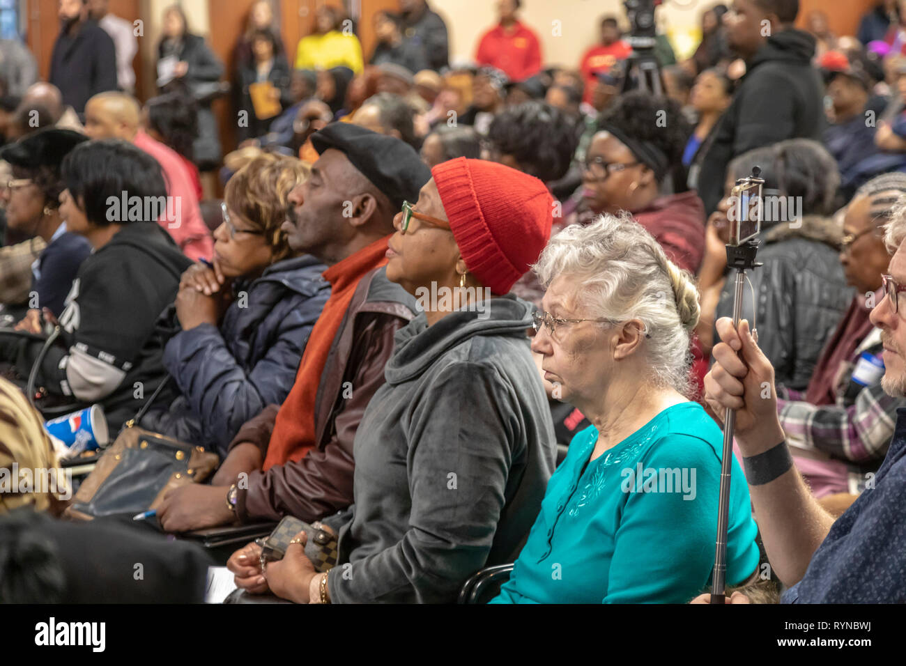 Detroit, Michigan - Des centaines entassés dans une salle de l'union d'entendre parler de Fiat Chrysler Automobiles" visant à construire une nouvelle usine de montage d'automobiles dans un pays à faible revenu Banque D'Images