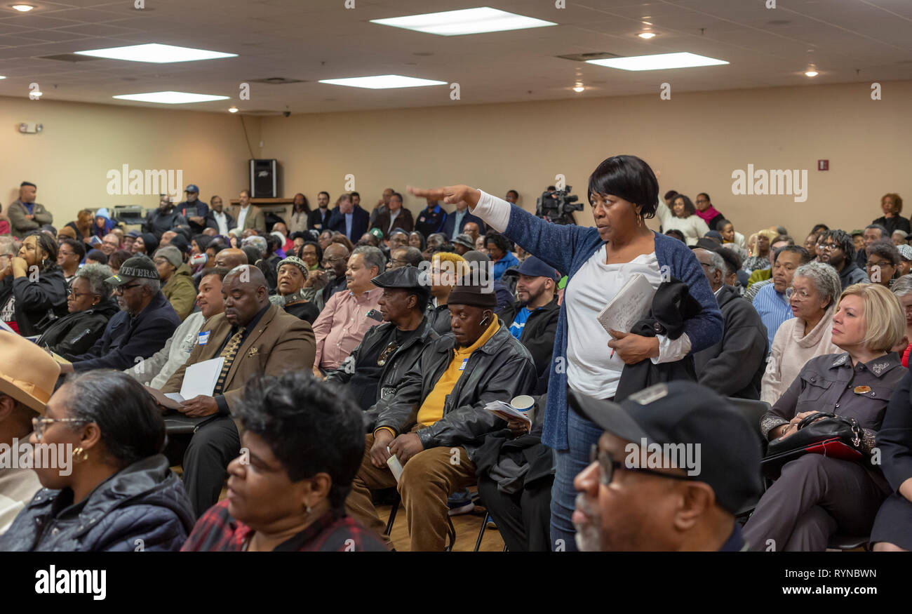 Detroit, Michigan - Des centaines entassés dans une salle de l'union d'entendre parler de Fiat Chrysler Automobiles" visant à construire une nouvelle usine de montage d'automobiles dans un pays à faible revenu Banque D'Images