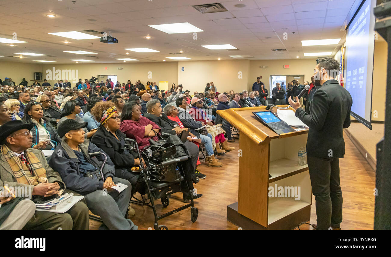 Detroit, Michigan - Des centaines entassés dans une salle de l'union d'entendre parler de Fiat Chrysler Automobiles" visant à construire une nouvelle usine de montage d'automobiles dans un pays à faible revenu Banque D'Images