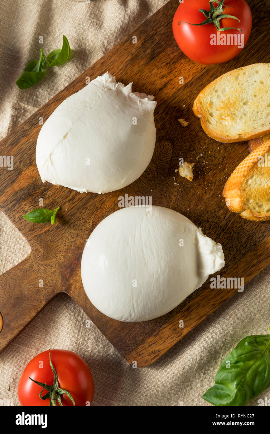 Blanc italien fait maison Fromage Burrata avec tomate et basilic Banque D'Images