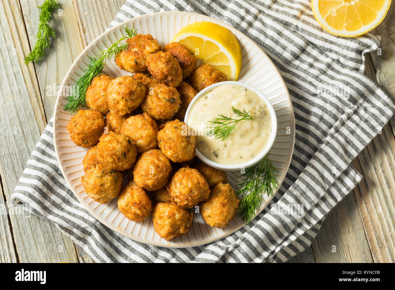 Des fruits de mer Mini gâteau de crabe avec sauce tartare boules Banque D'Images