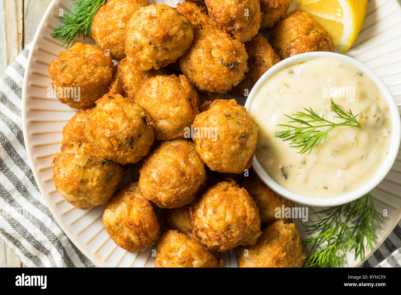 Des fruits de mer Mini gâteau de crabe avec sauce tartare boules Banque D'Images