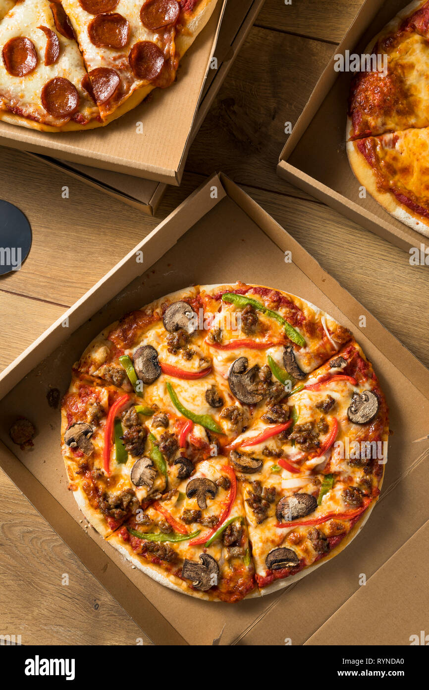 Pizza à emporter dans une boîte Prêt à manger Banque D'Images