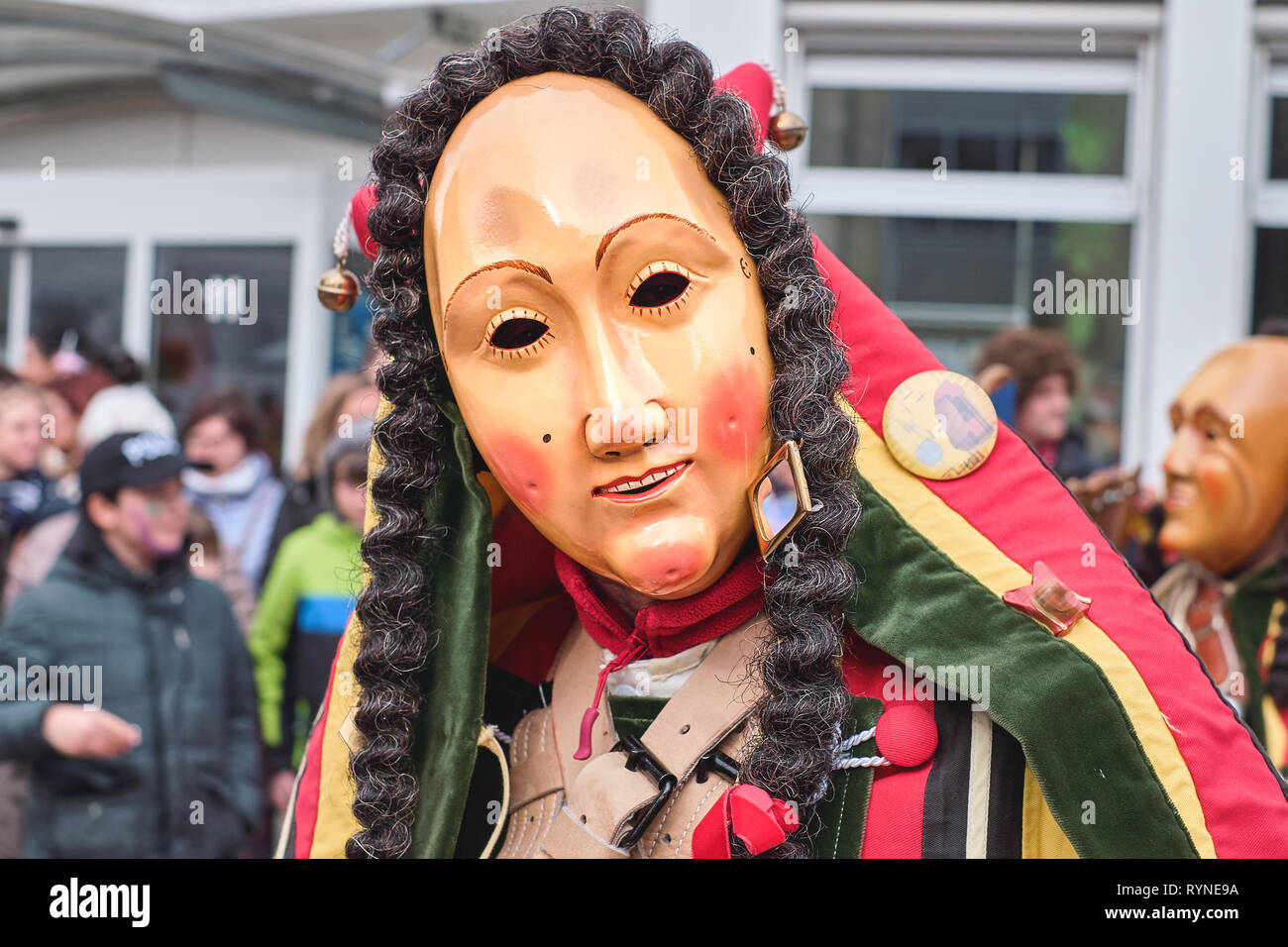 Carnaval haut en couleurs figure avec friendly masque. Carnaval de rue dans le sud de l'Allemagne - Forêt Noire. Banque D'Images