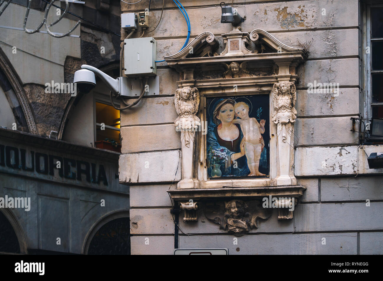 Gênes, Italie - 04 novembre 2018 - Madonna culte sur la façade de la vieille chambre à Gênes Banque D'Images