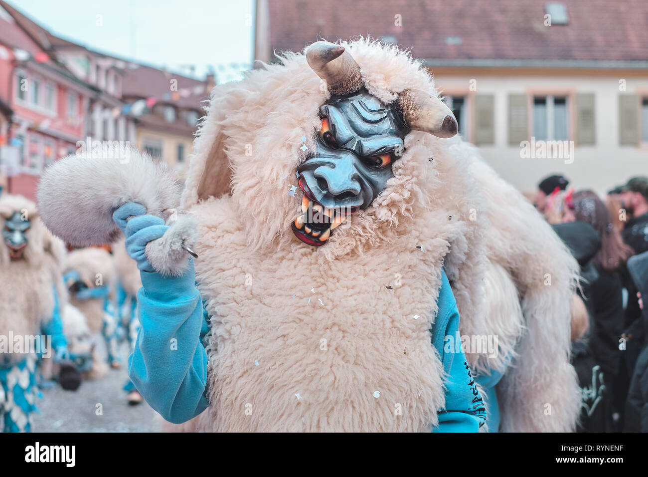 Blue devil avec des cornes et des cheveux blancs. Carnaval de rue dans le sud de l'Allemagne - Forêt Noire. Banque D'Images