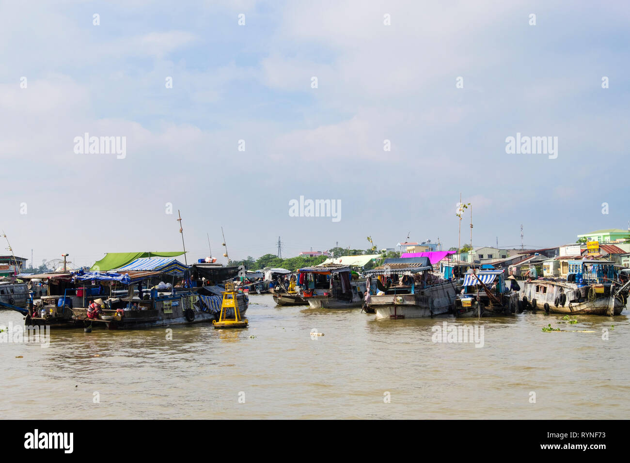 Maison traditionnelle de bateaux dans le marché flottant sur la rivière Hau. Can Tho, Delta du Mékong, Vietnam, Asie Banque D'Images