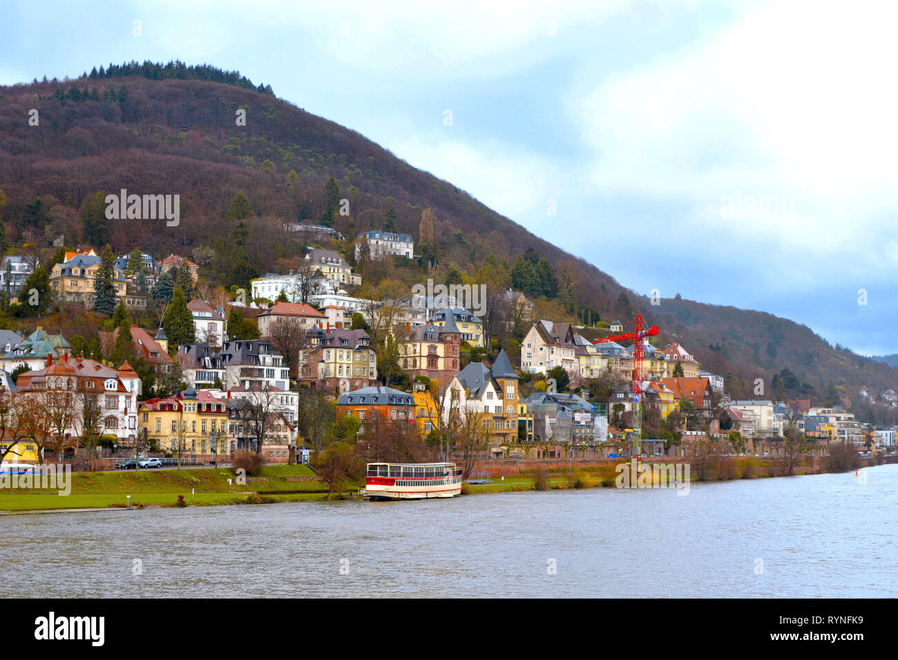 Vue depuis le Pont Theodor-Heuss du Neckar et Heiligenberg Hill avec des bâtiments dans le cadre de l'Odenwald Allemand à Heidelberg Banque D'Images