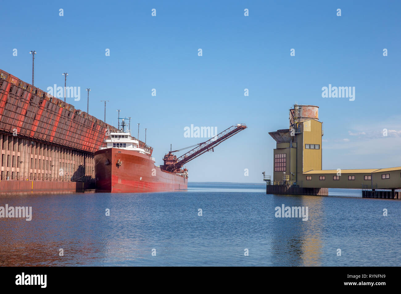 Cargo des grands lacs à un dock de minerai sur le lac Supérieur. Concepts n'incluent l'expédition, de l'industrie, des transports, de l'autre. Copie de l'espace dans le ciel. Banque D'Images