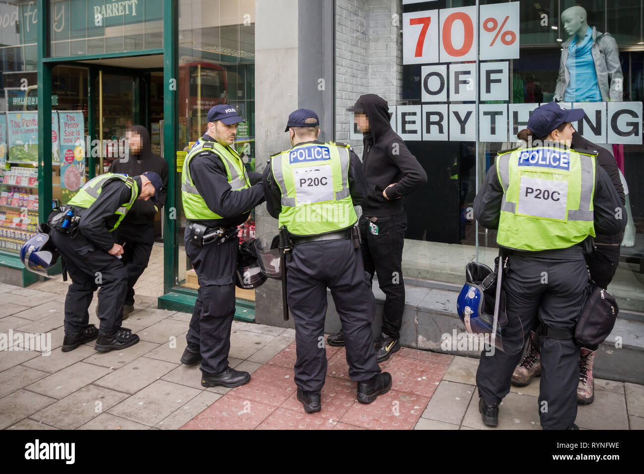 Recherche et d'arrêt des procédures sur les protestataires anti-fasciste à Brighton, Royaume-Uni Banque D'Images