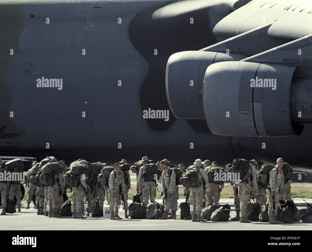 21 octobre 1993 Rangers américains sur le point de quitter Mogadiscio, Somalie sur un Lockheed C-5 Galaxy jet de transport militaire de l'Air Mobility Command. Banque D'Images