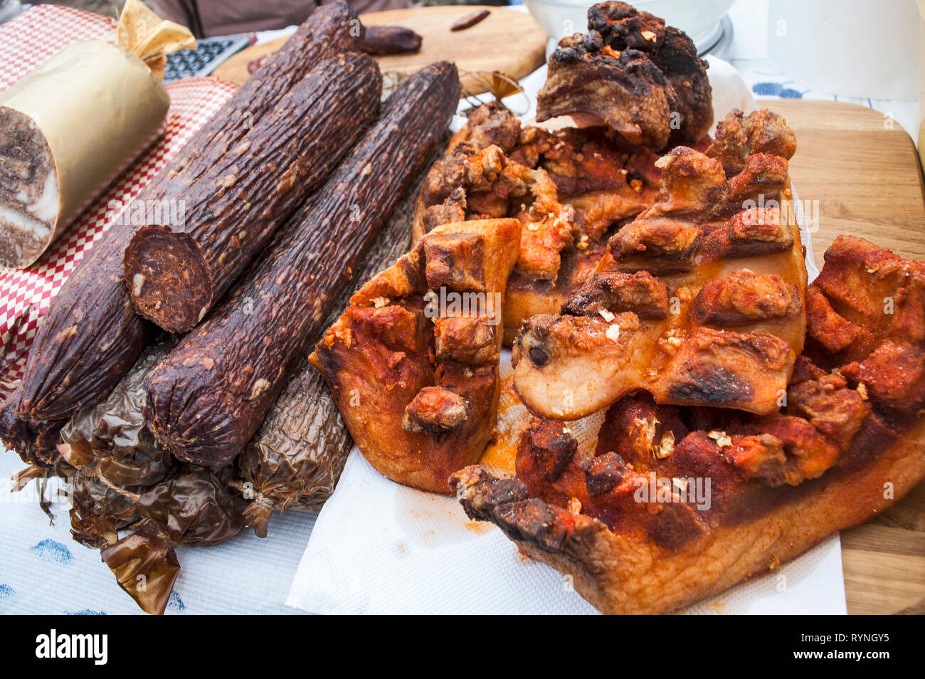 Des saucisses fumées et séchées et autres produits se distinguent sur la table pour la vente. Banque D'Images