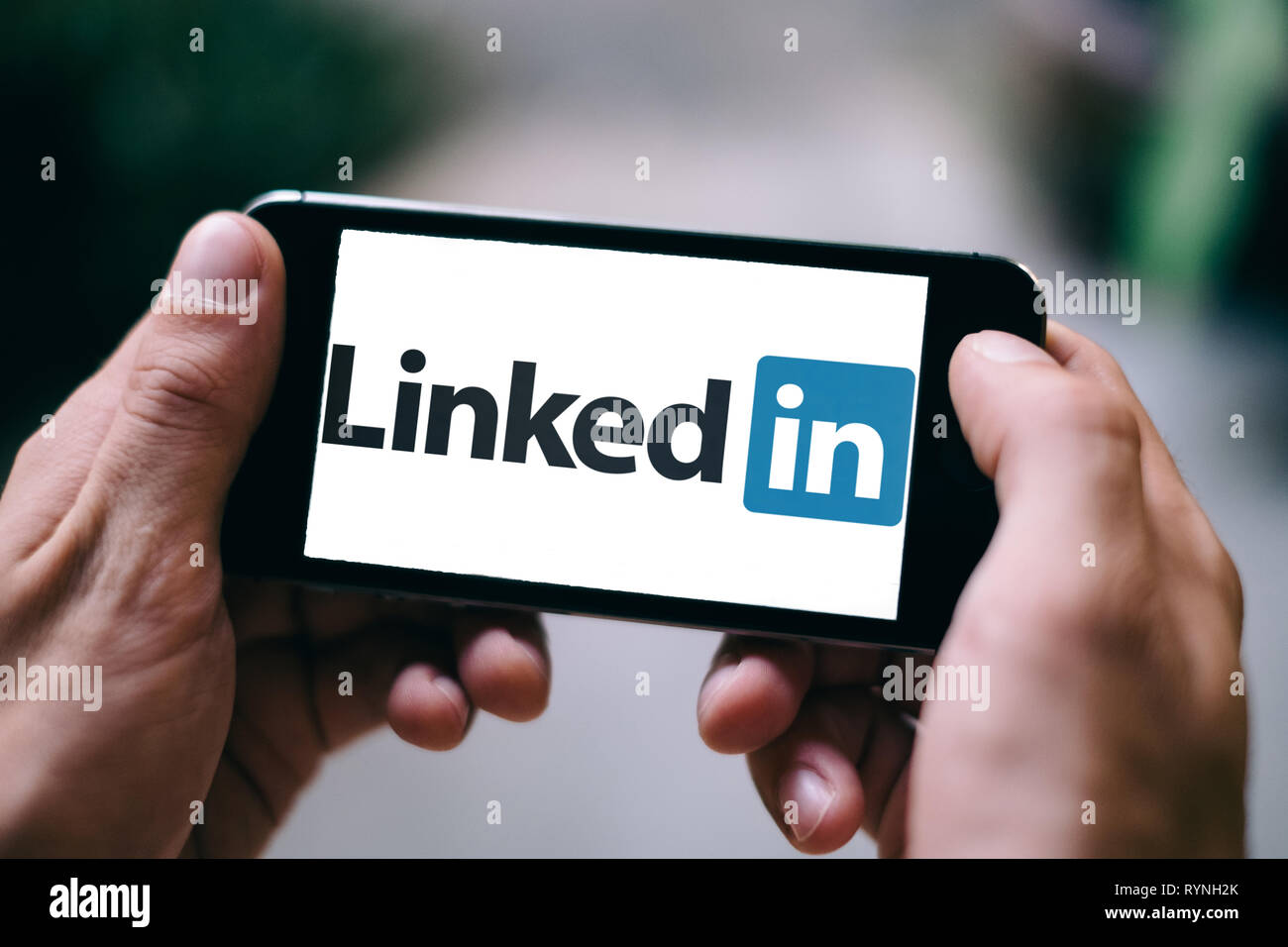 LinkedIn logo ou une icône s'affiche sur l'écran du smartphone Banque D'Images