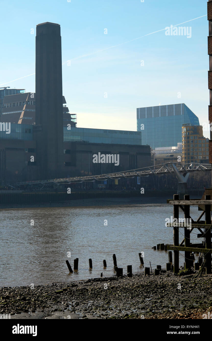 Une vue verticale de la Tate Modern Art Gallery et Pont du Millenium de Queenhithe rive nord de la Tamise à Londres Angleterre Royaume-uni KATHY DEWITT Banque D'Images