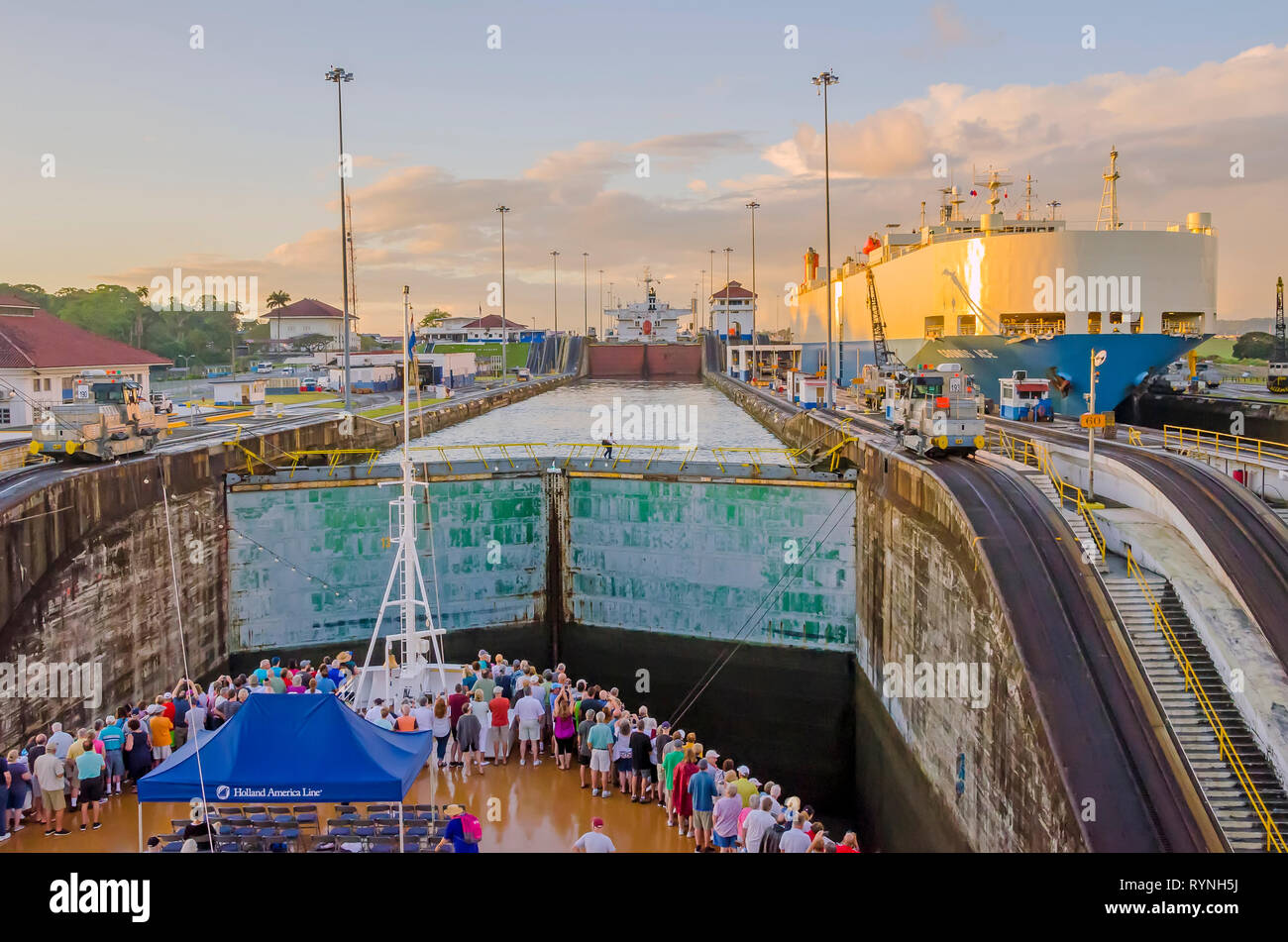 Les passagers des navires de croisière Canal de Panama sur proue du navire arrivent à l'entrée de Gatún juste après l'aube Banque D'Images