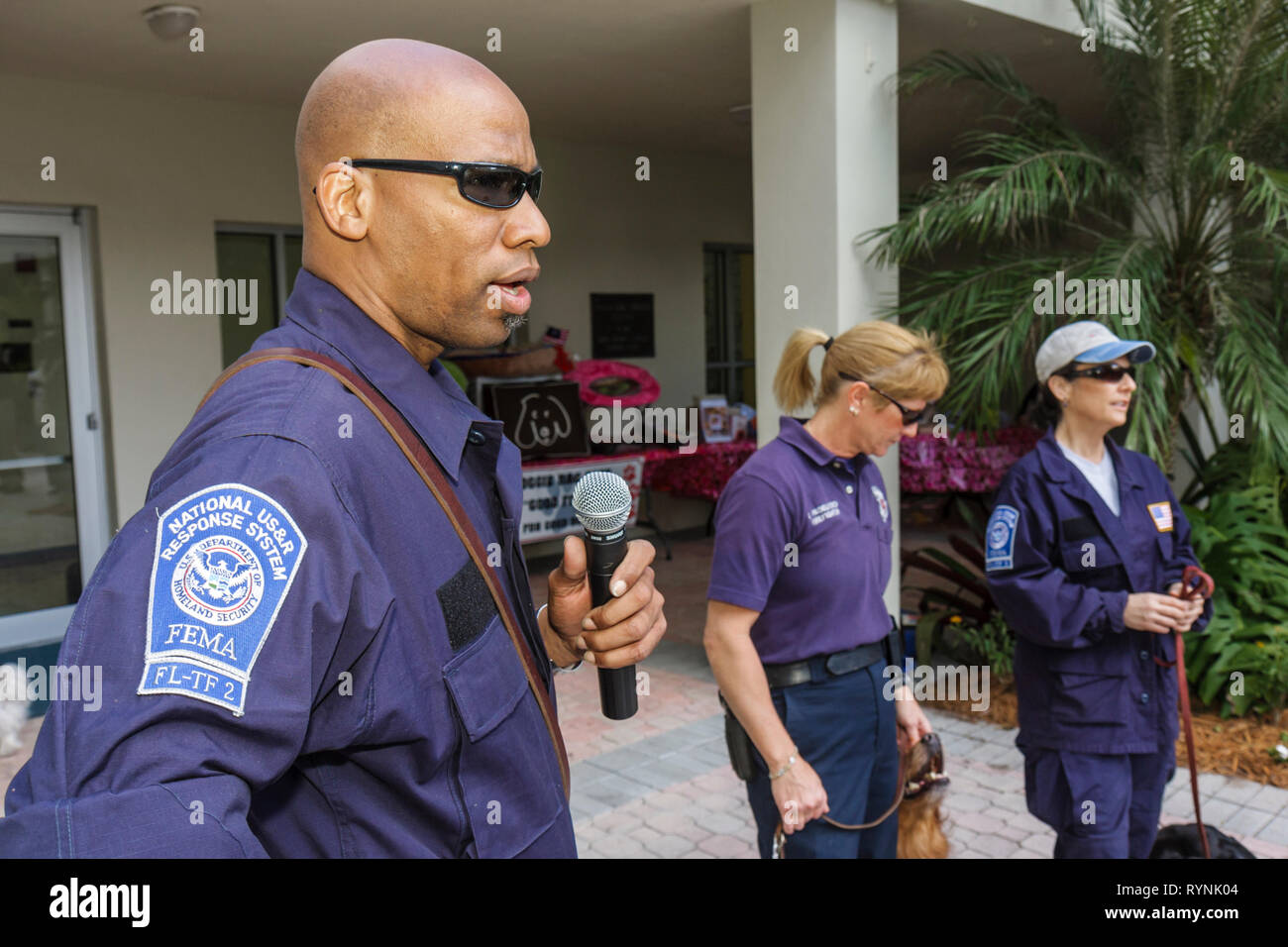 Miami Florida,Temple Israel,Bow Wow Palooza InterFaith Bessing of the Animals,événement communautaire,propriétaire,chiens,canine,FEMA,Urban Sea waterch et Rescu Banque D'Images