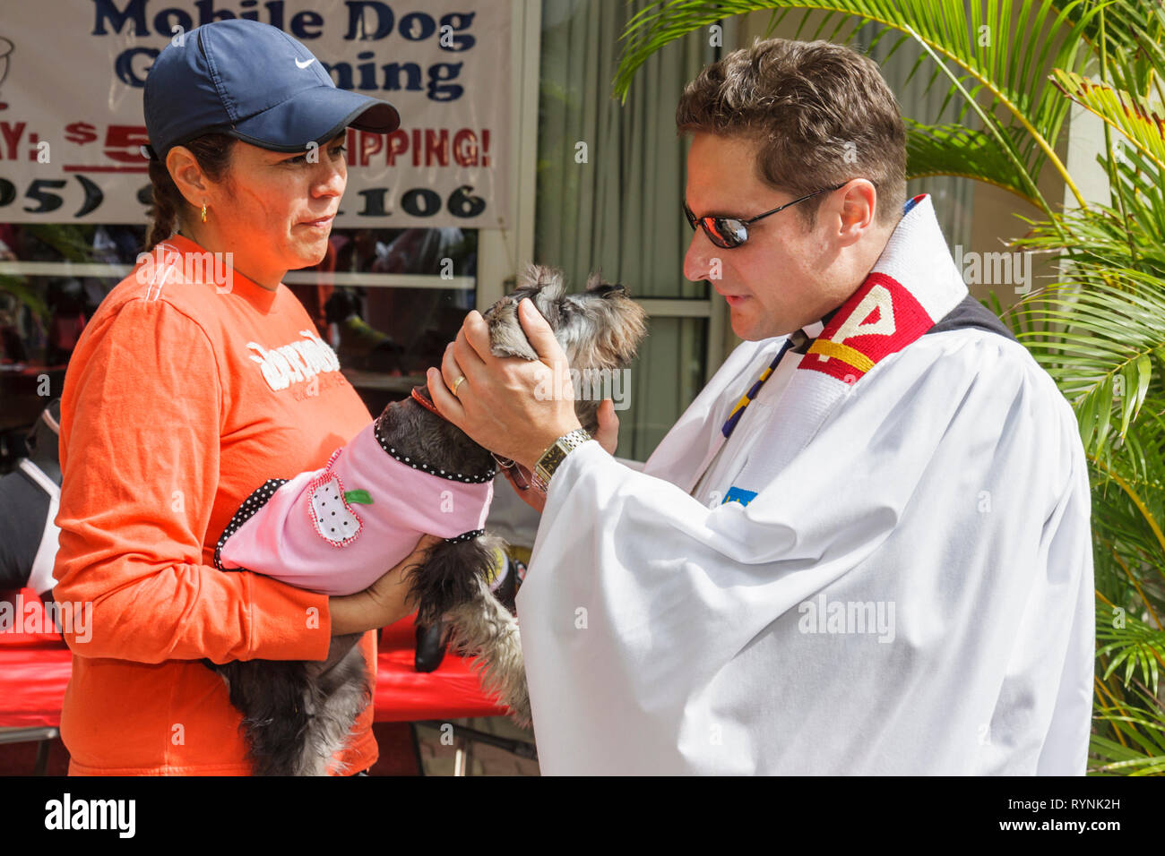 Miami Florida,Temple Israël,Bow Wow Palooza InterFaith Bénédiction des animaux,propriétaire,animal,chien,terrier,clergé,révérend Dr. James Reho,prêtre épiscopal,r Banque D'Images