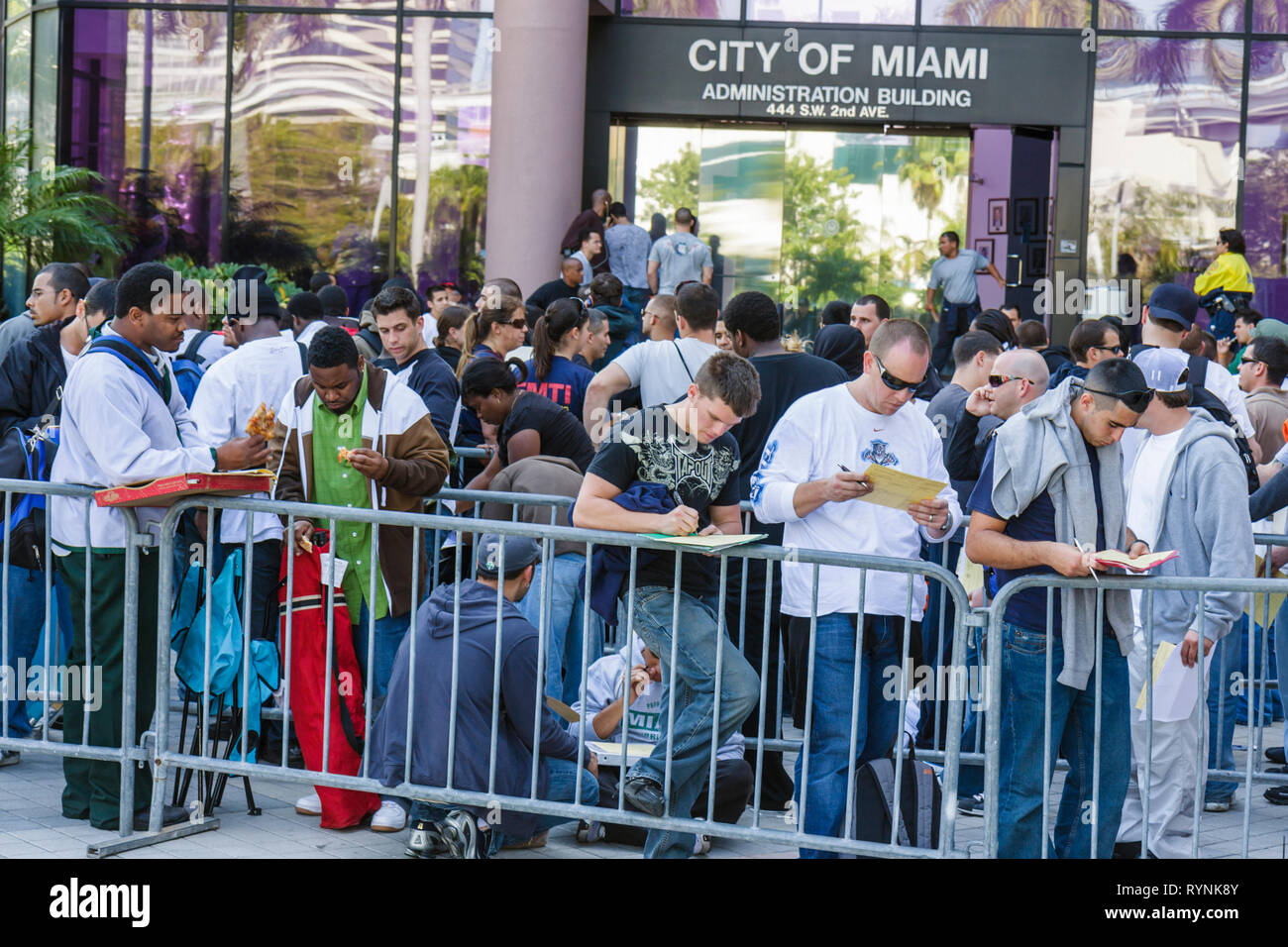 Miami Florida,Riverside Centre,bâtiment de l'administration gouvernementale,ville demandeur d'emploi,postuler,ville,pompier,ligne,file d'attente,emploi,chômage,économie Banque D'Images