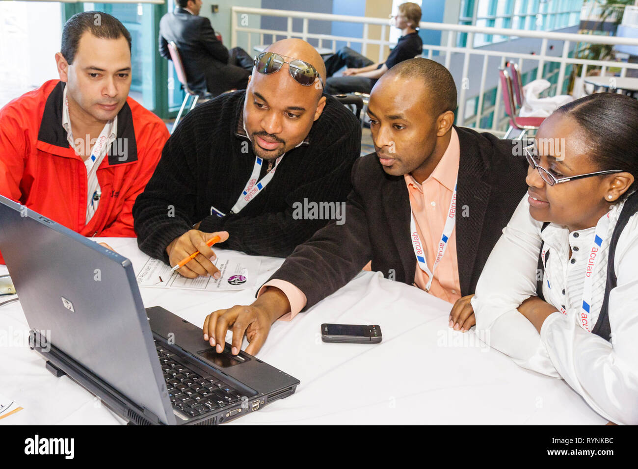 Miami Beach Florida,Miami Beach Convention Center,Africains noirs,homme hispanique hommes, femme femmes, groupe,ordinateur portable,ordinateur,ordinateur,ordinateur,ordinateur,ordinateur Banque D'Images