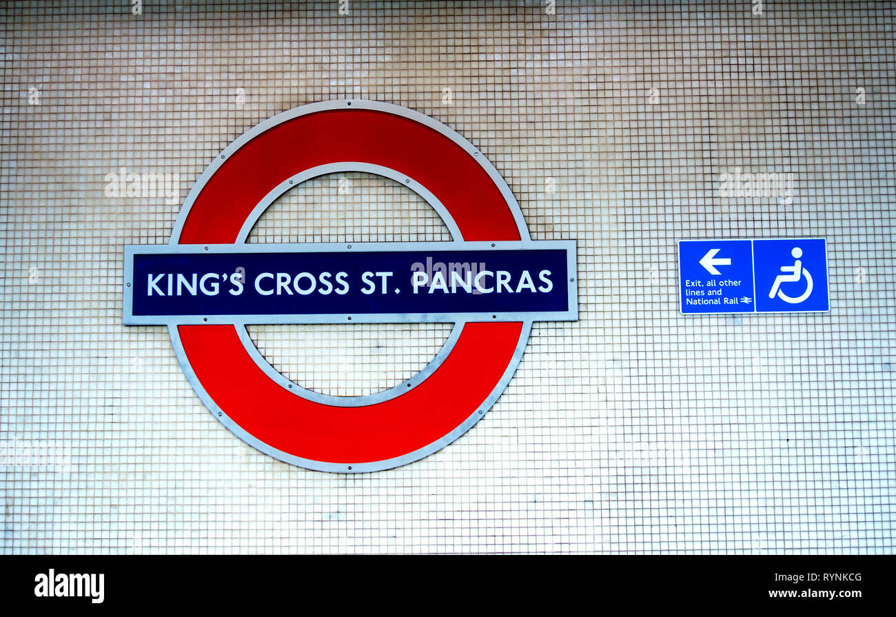 Circulaire du tube emblématique de Londres signe sur la plate-forme souterraine à Kings Cross, St Pancras, Londres Banque D'Images