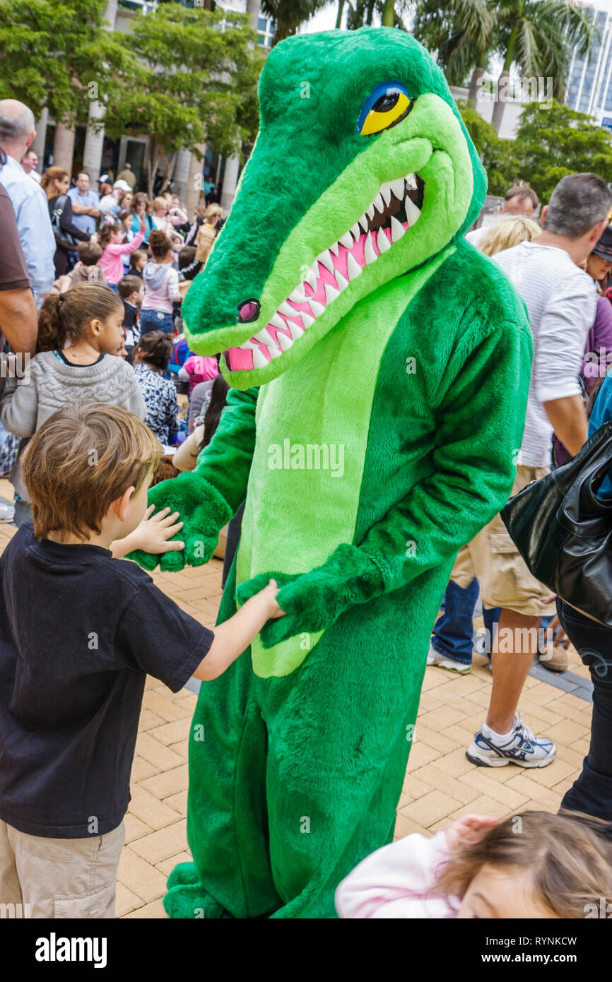 Miami Florida,Adrienne Arsht Center for Performing Arts,Free Family Fest,festival,personnage littéraire,alligator,green,costume,enfant,garçon garçons,mâle Kid K. Banque D'Images