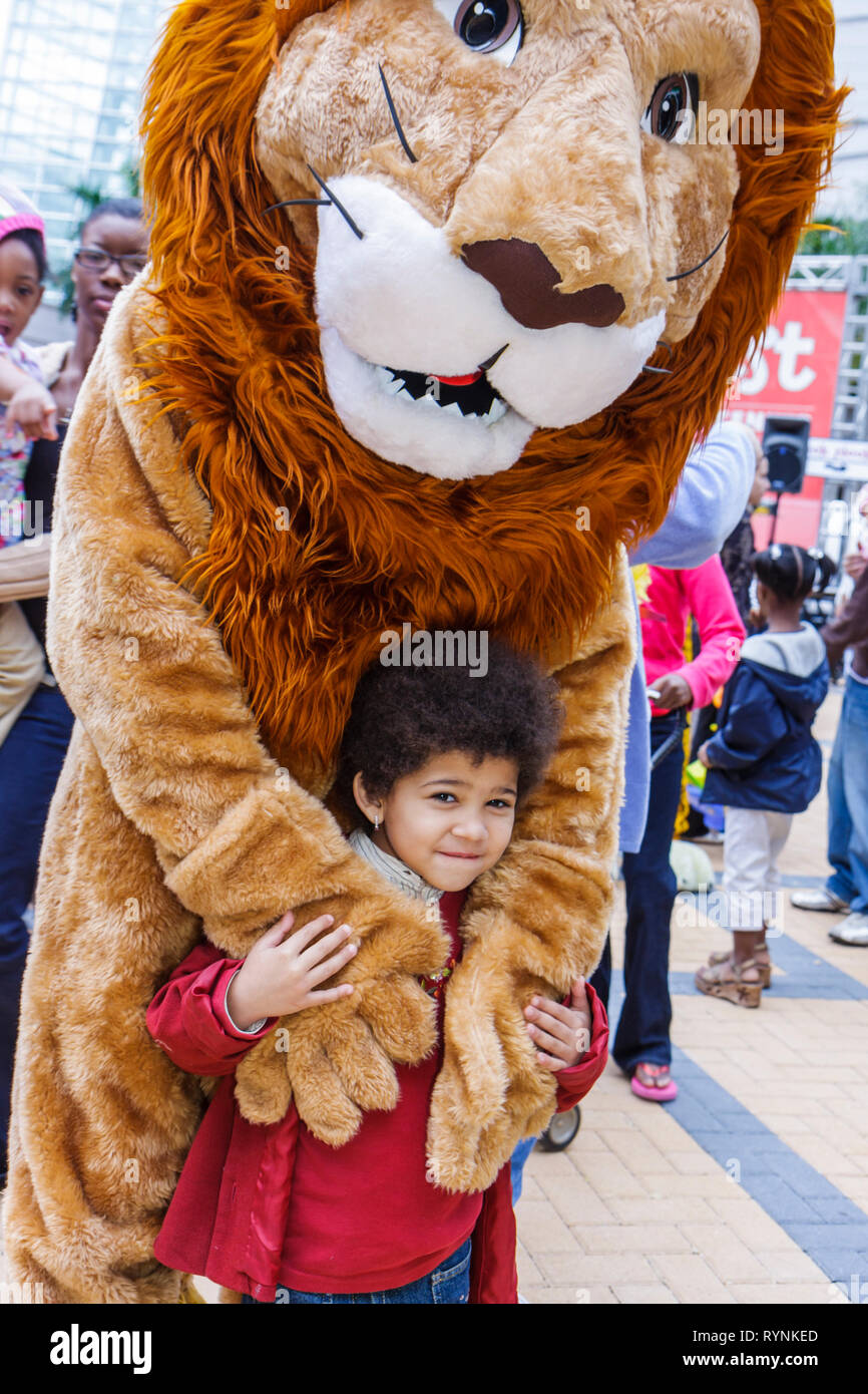 Miami Florida,Adrienne Arsht Center for Performing Arts,Free Family Fest,festival,personnage littéraire,lion,costume,Hispanic girl girls,jeune,femme Banque D'Images