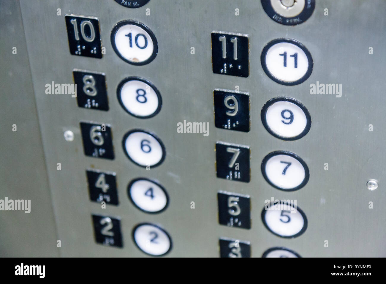 Miami Beach Florida,ascenseur,ascenseur,boutons,métal,braille,numéros,étages,dix,onze,huit,neuf,sept,six,cinq,quatre,deux,rond,rectangle,FL090213160 Banque D'Images
