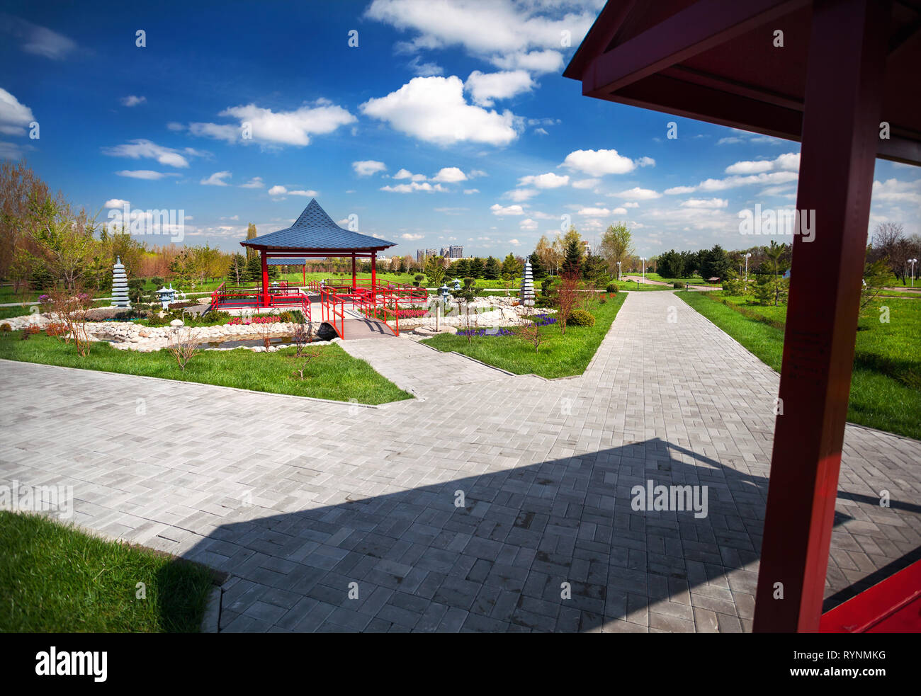 Jardin japonais avec pagode rouge et bleu ciel à dendra park de premier président à Almaty, Kazakhstan Banque D'Images