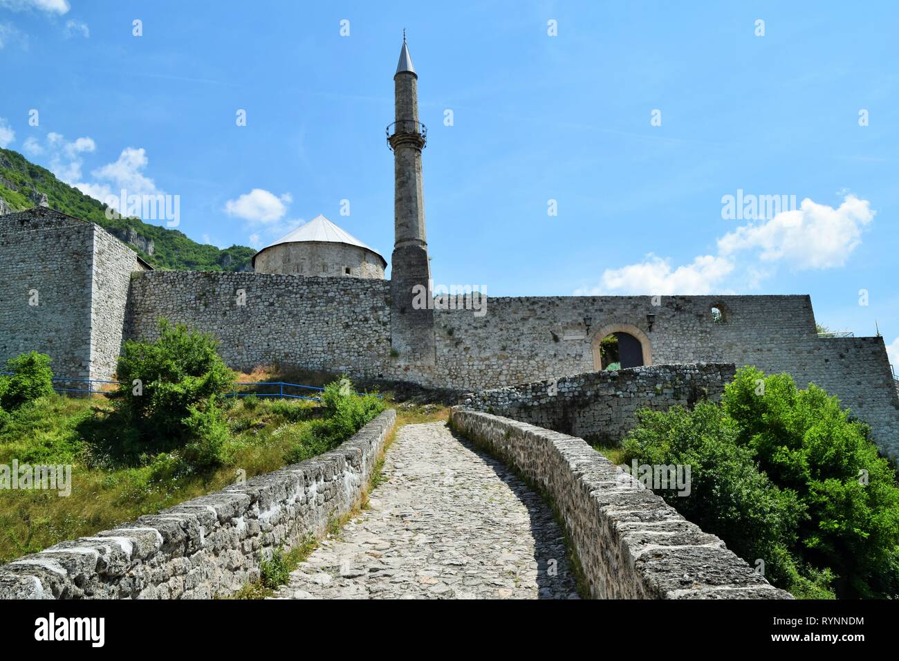 Une mosquée dans la campagne bosniaque vu lors d'une randonnée près de la ville de Travnik Banque D'Images