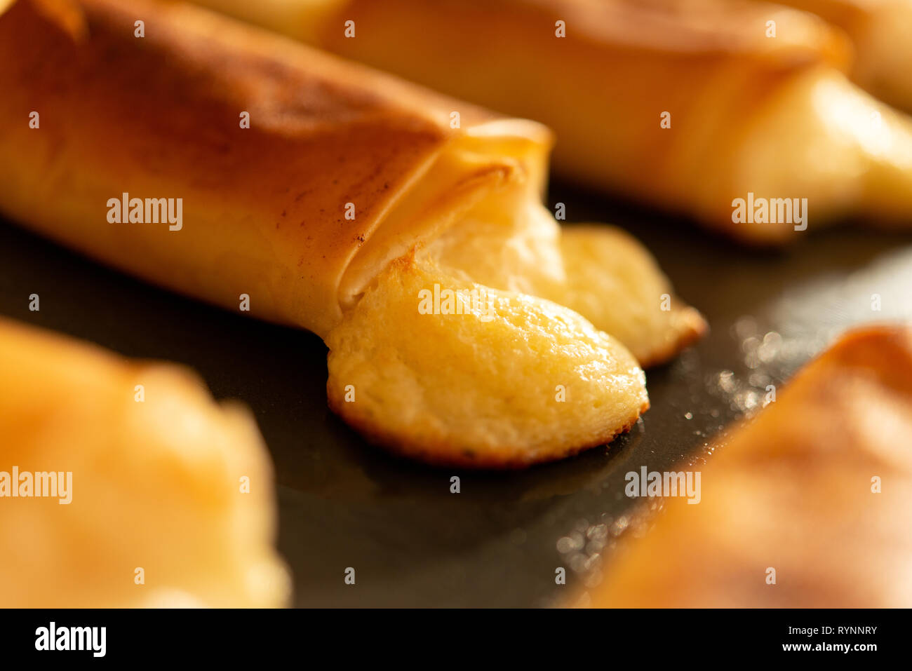 Fromage fondu en pâte feuilletée cuite cuite.Pâtisseries feuilletées cuites  sur une plaque de cuisson Photo Stock - Alamy