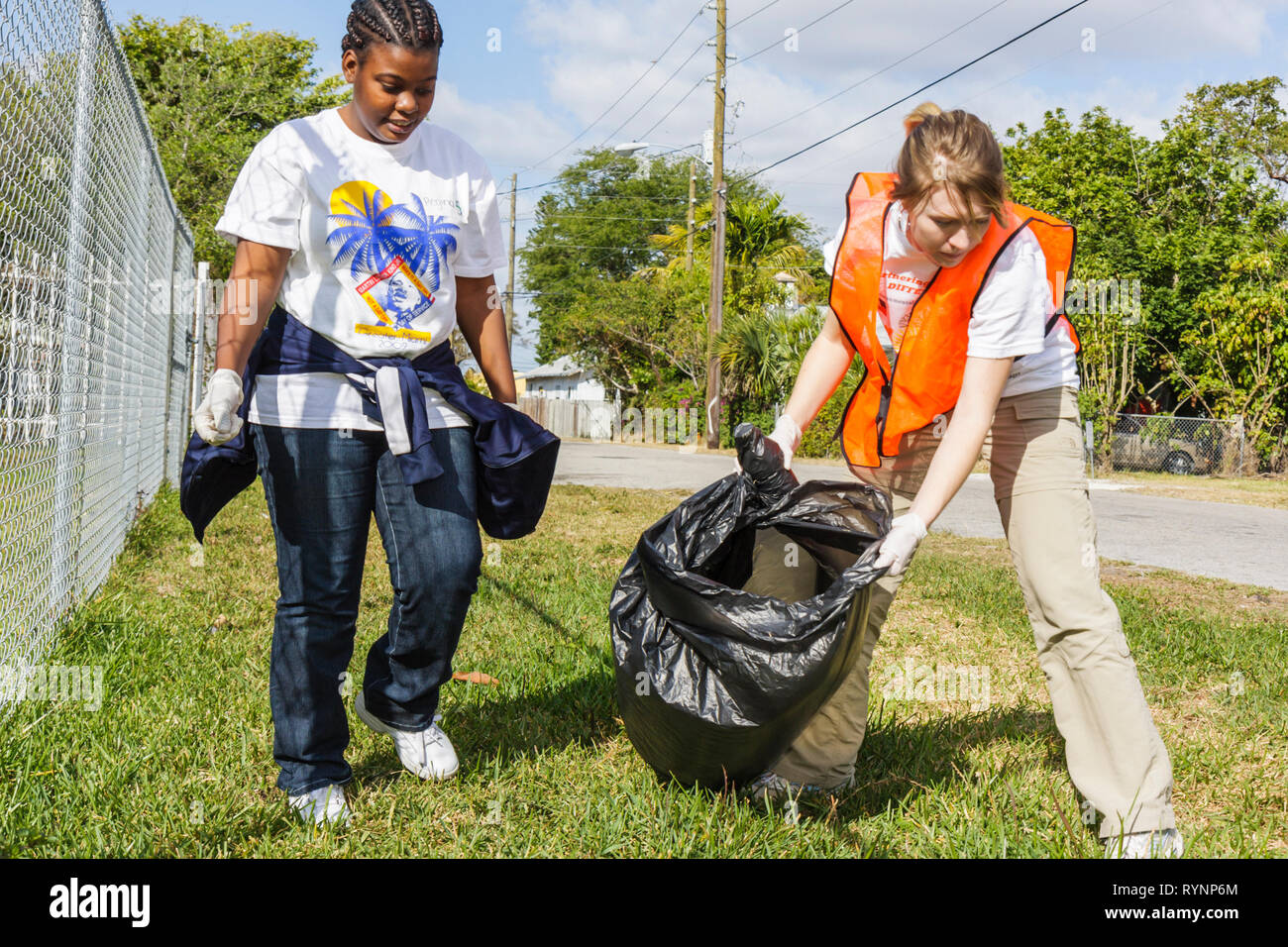 Miami Florida,Little Haiti,MLK Day of Service,EPA Community Day,bénévoles bénévoles bénévoles travailleurs du travail,travailler ensemble pour aider,il Banque D'Images