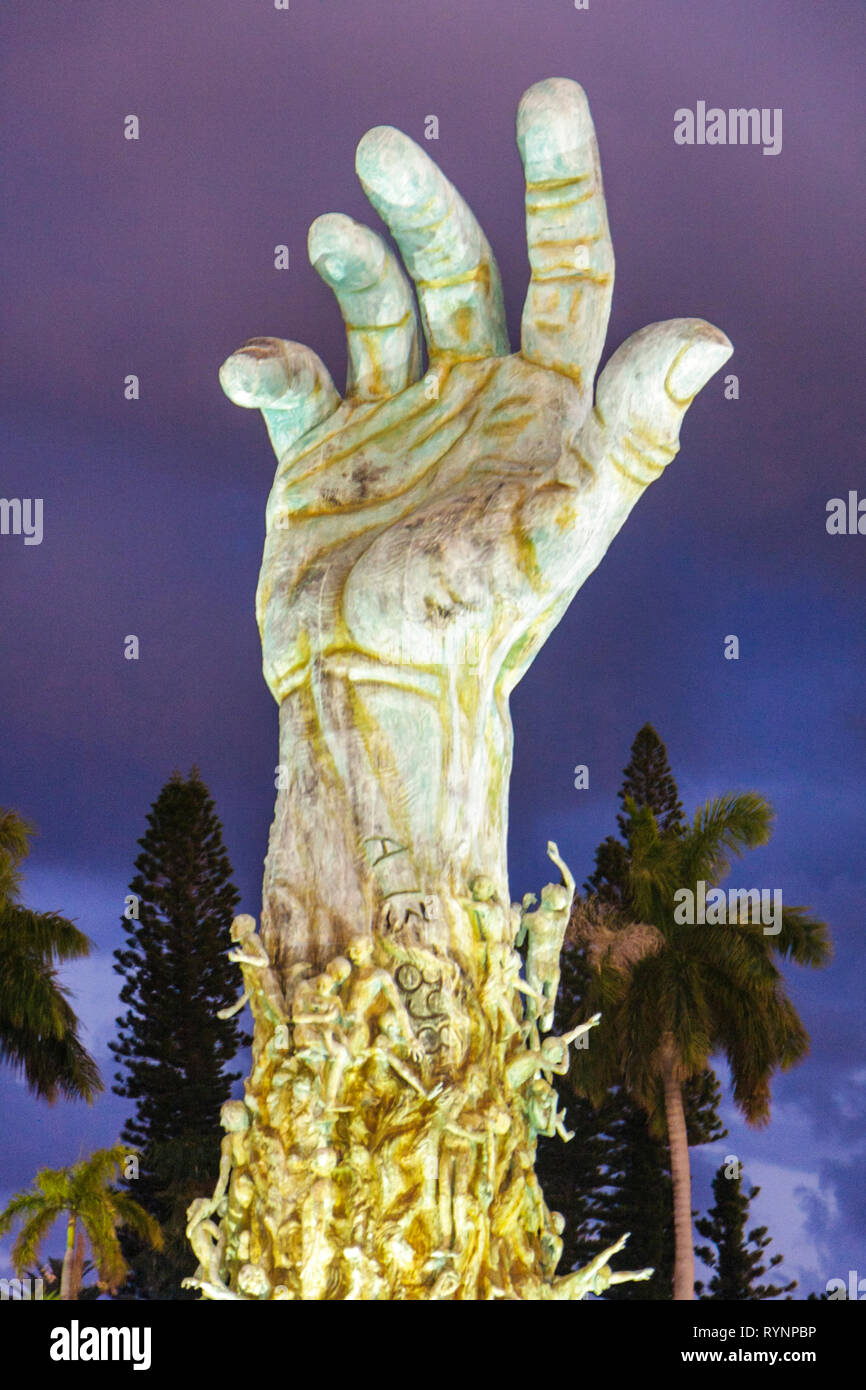 Miami Beach Florida,Mémorial de l'Holocauste,Juifs,juif,sculpture,se souvenir,honneur,Kenneth,sculpteur,main,mains,atteindre vers le ciel,victimes,memorialize,genoci Banque D'Images