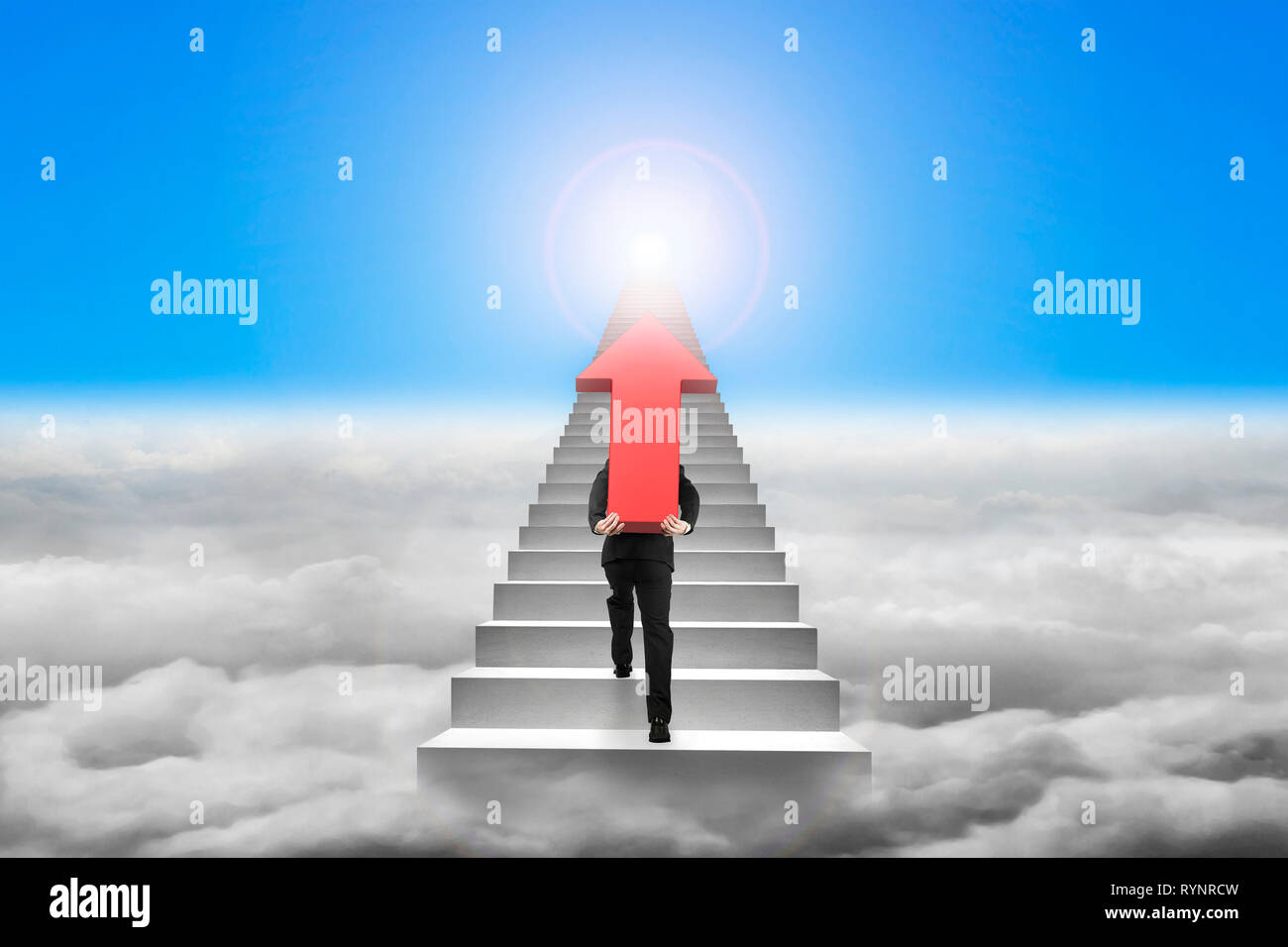 Businessman carrying grande flèche rouge 3D signe et grimper sur les escaliers en béton avec fond soleil cloudscape Banque D'Images